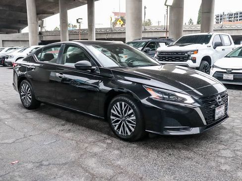 Used 2024 Nissan Altima 2.5 SV image 3