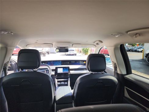 Used 2025 Lincoln Nautilus Premier image 19