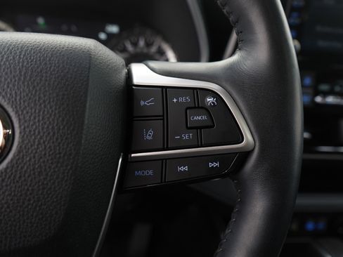 Used 2022 Toyota Highlander XLE image 27