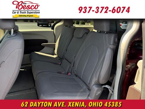 Used 2017 Chrysler Pacifica Touring FWD image 8