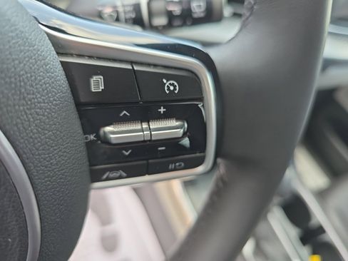 Used 2023 Kia Carnival LX FWD image 24