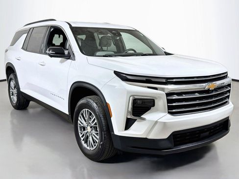 Certified 2026 Chevrolet Traverse LT w/ Driver Confidence Package FWD image 3