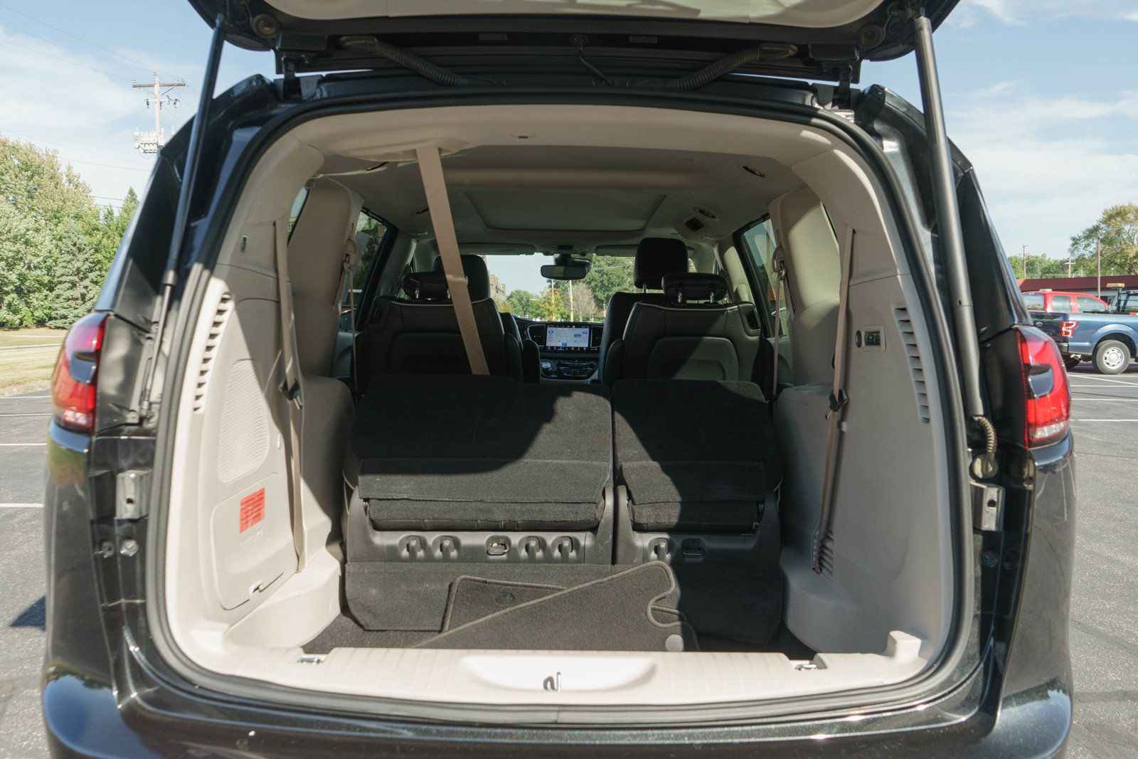Used 2022 Chrysler Pacifica Limited FWD image 9