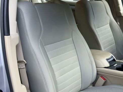 Used 2019 Ford Taurus SE FWD image 12