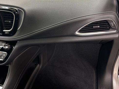 New 2026 Chrysler Pacifica Limited w/ S Appearance Package image 32