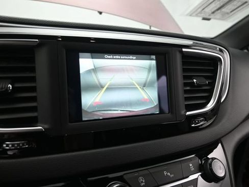 Used 2020 Chrysler Pacifica Touring w/ S Appearance Package FWD image 35