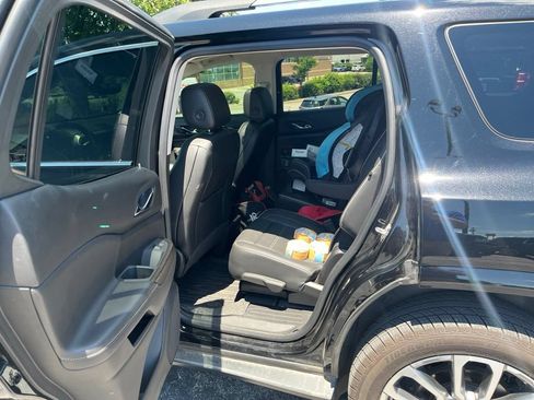 Used 2023 GMC Acadia Denali w/ Denali Ultimate Package AWD/4WD image 11