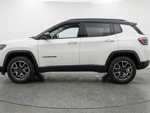 Used 2025 Jeep Compass Trailhawk AWD/4WD image 5