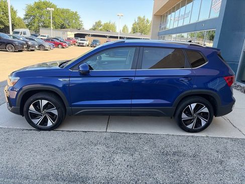 Used 2024 Volkswagen Taos SE w/ Panoramic Sunroof Package AWD/4WD image 5