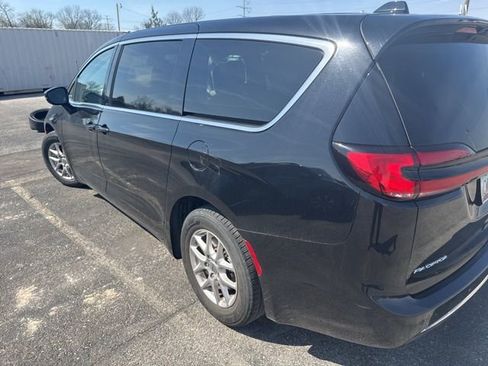 Used 2024 Chrysler Pacifica Touring-L image 6