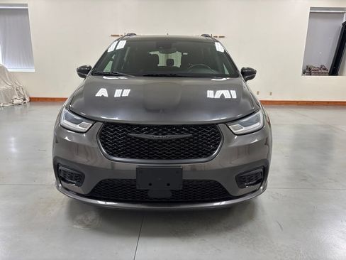 Used 2021 Chrysler Pacifica Touring w/ S Appearance Package FWD image 3