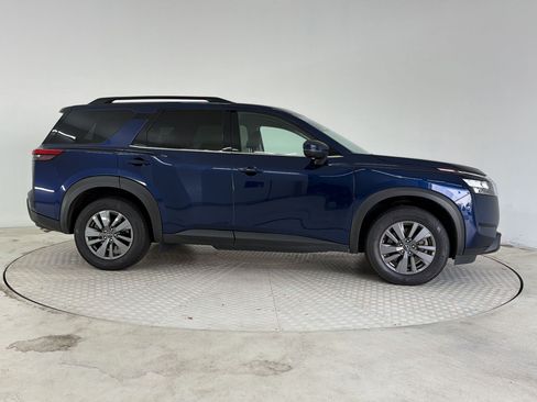 Used 2025 Nissan Pathfinder SV FWD image 8