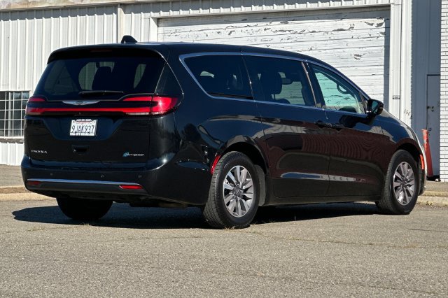 Used 2024 Chrysler Pacifica Limited FWD image 4