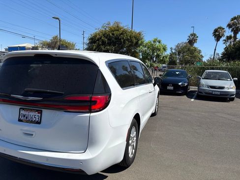 Used 2024 Chrysler Pacifica Touring FWD image 7