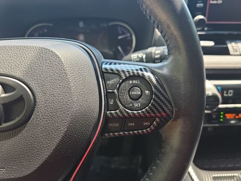 Used 2019 Toyota RAV4 Limited w/ Cold Weather Package FWD image 17