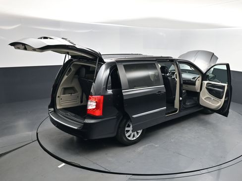 Used 2015 Chrysler Town & Country Touring image 18