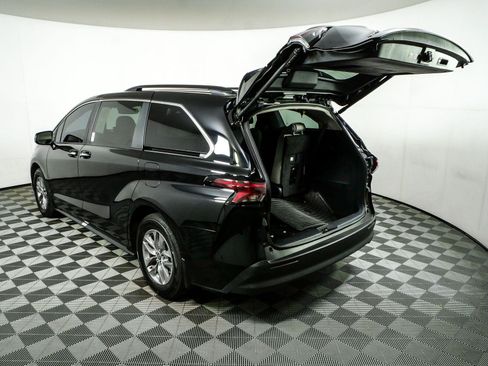 Used 2025 Toyota Sienna XLE w/ XLE Plus Package FWD image 33