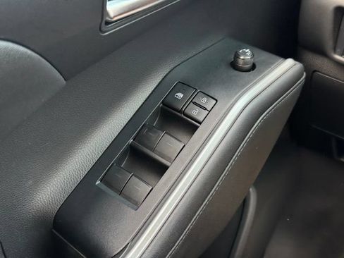 Used 2020 Toyota Highlander XLE AWD/4WD image 38