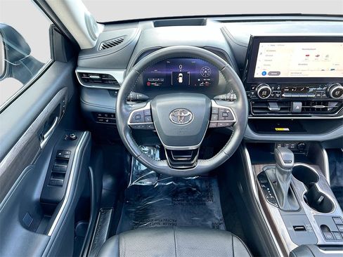 Used 2023 Toyota Highlander Platinum image 22