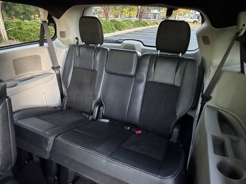 Used 2020 Dodge Grand Caravan SXT image 18