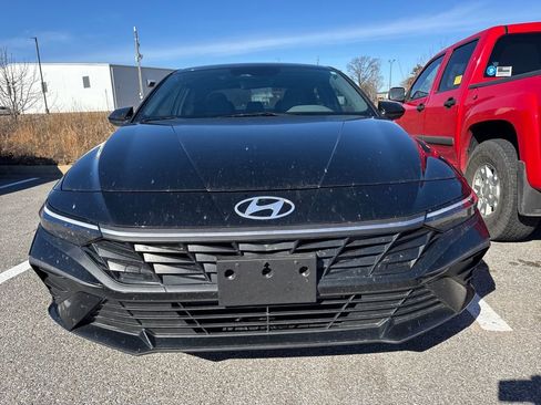 Used 2024 Hyundai Elantra SEL image 2