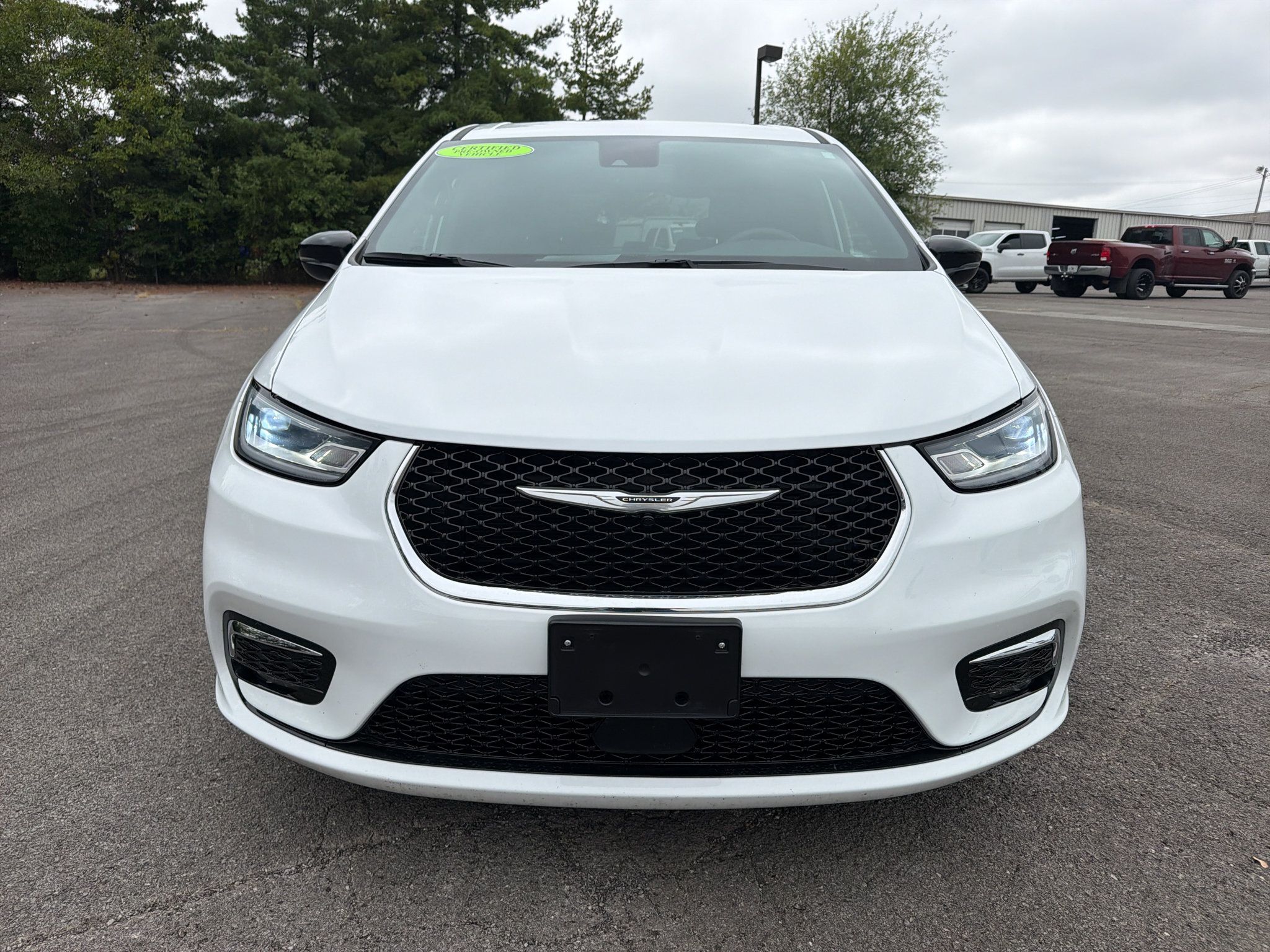 Used 2025 Chrysler Pacifica Select FWD image 2