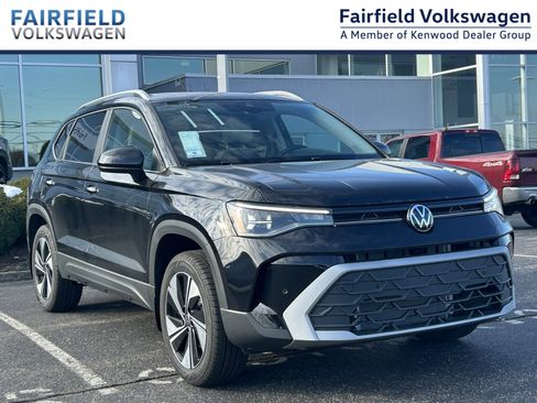 New 2026 Volkswagen Taos SE image 1