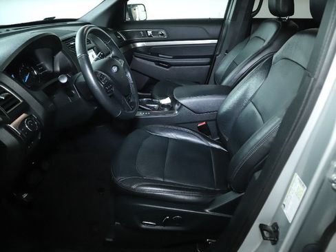 Used 2018 Ford Explorer XLT w/ Equipment Group 202A FWD image 20