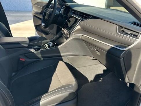 Certified 2025 Jeep Grand Cherokee Altitude image 29