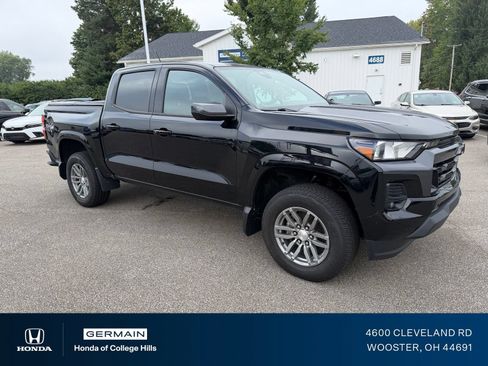 Used 2023 Chevrolet Colorado LT w/ LT Convenience Package II AWD/4WD image 3