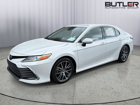 Used 2023 Toyota Camry XLE w/ Navigation Package FWD image 1