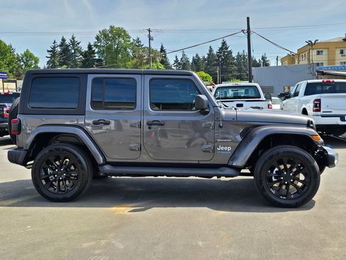 Used 2022 Jeep Wrangler Unlimited Sahara AWD/4WD image 9