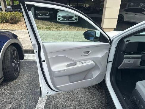 Used 2025 Hyundai Kona SEL FWD image 14