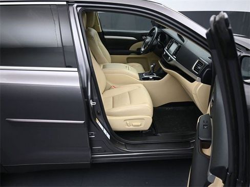 Used 2019 Toyota Highlander XLE image 16