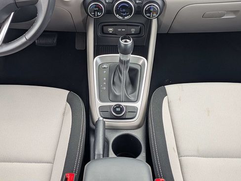 Used 2025 Hyundai Venue SEL FWD image 19
