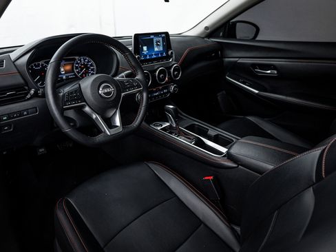 Used 2024 Nissan Sentra SR w/ SR Premium Package image 9