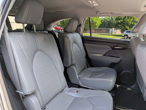 Used 2023 Toyota Highlander XLE AWD/4WD image 23