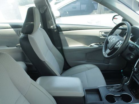 Used 2017 Toyota Camry SE w/ Moonroof Package FWD image 4