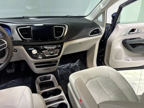 Used 2018 Chrysler Pacifica Touring Plus FWD image 21
