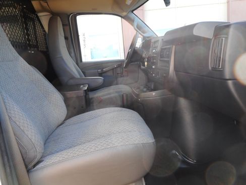 Used 2016 Chevrolet Express 2500 RWD image 23