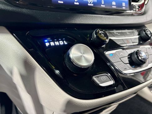 Used 2023 Chrysler Pacifica Touring-L FWD image 17