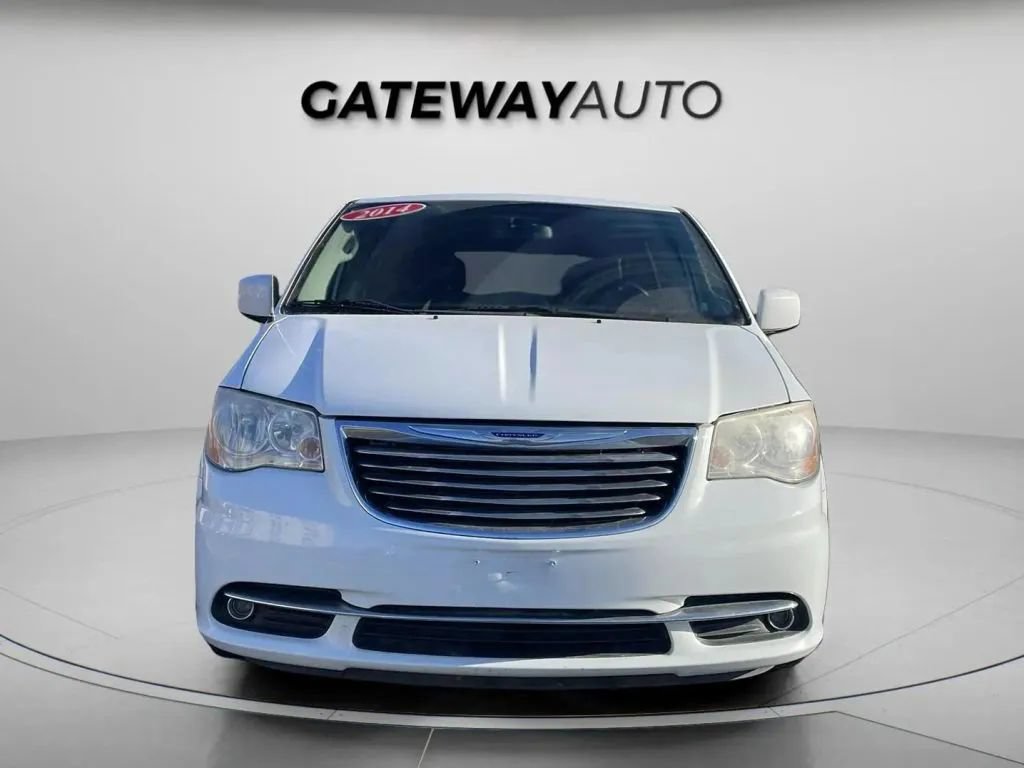 Used 2014 Chrysler Town & Country Touring FWD image 2
