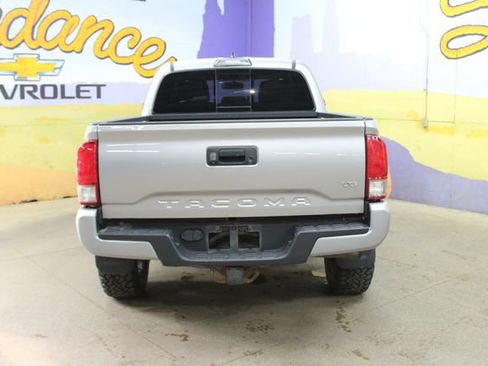 Used 2017 Toyota Tacoma TRD Sport AWD/4WD image 7