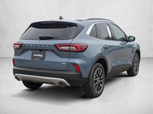 Used 2024 Ford Escape SE image 2