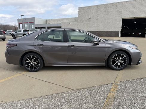 Used 2022 Toyota Camry SE image 6
