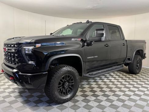 Used 2024 Chevrolet Silverado 2500 ZR2 w/ Technology Package AWD/4WD image 2