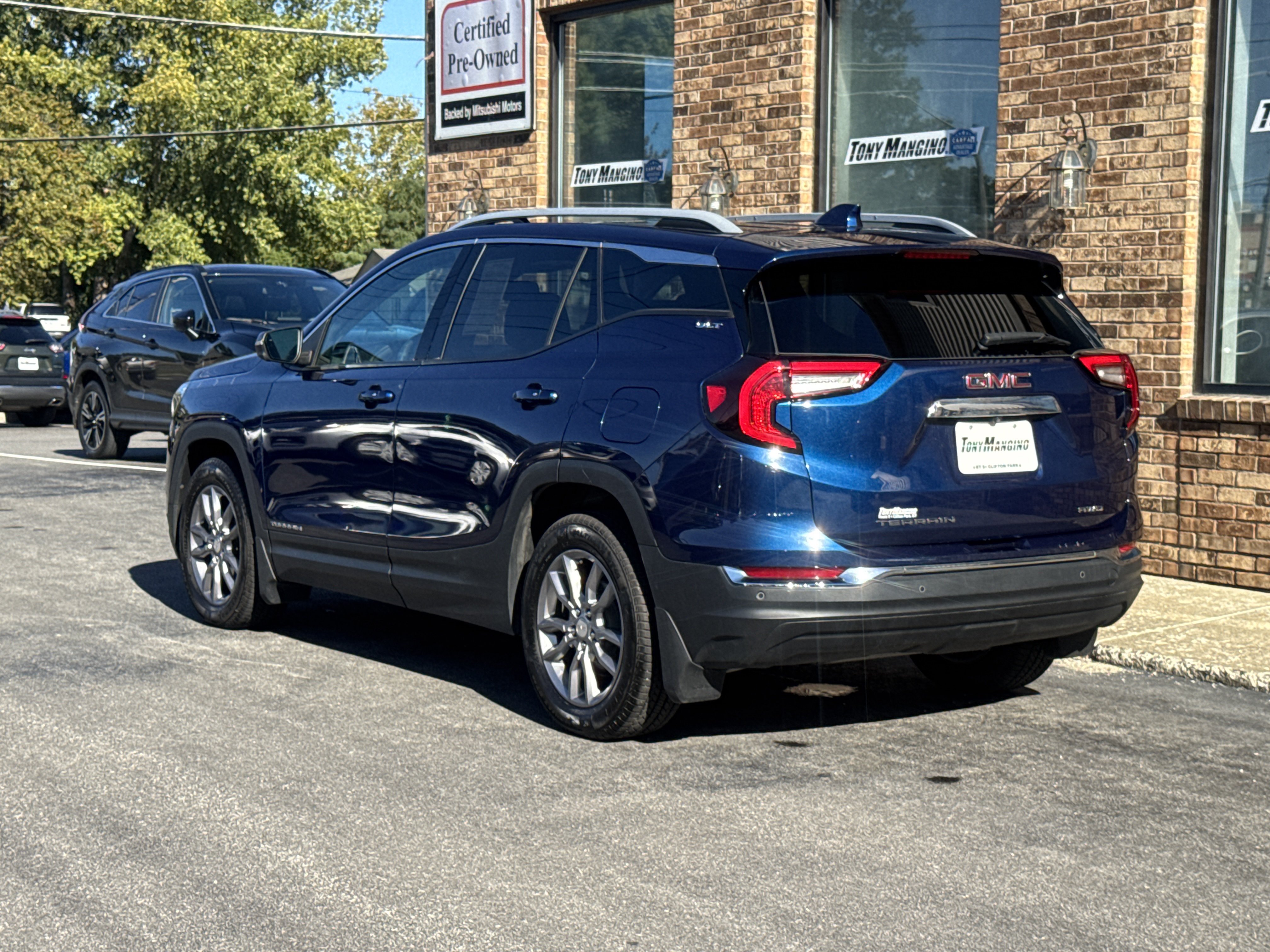 Used 2022 GMC Terrain SLT w/ Infotainment Package II AWD/4WD image 3
