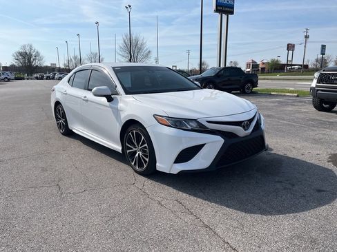 Used 2020 Toyota Camry SE w/ Convenience Package image 2
