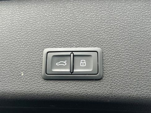 Used 2021 Audi e-tron Premium w/ Convenience Plus Package image 18