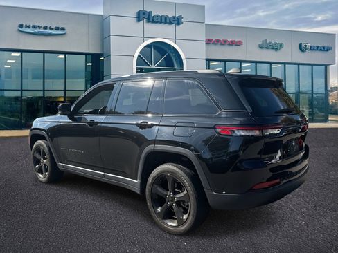 Used 2023 Jeep Grand Cherokee Altitude image 3